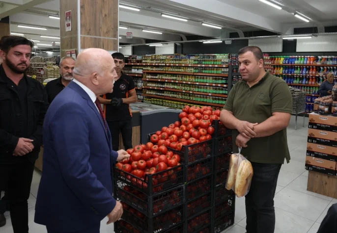 baskan sekmen halk pazarinda vatandaslarla bulustu 1758267320