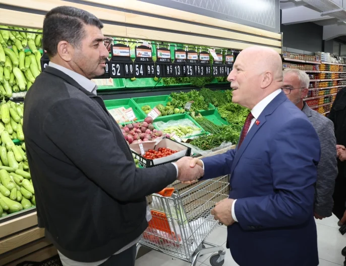 baskan sekmen halk pazarinda vatandaslarla bulustu 1758267321