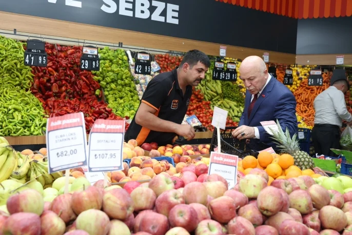 baskan sekmen halk pazarinda vatandaslarla bulustu 1758267323