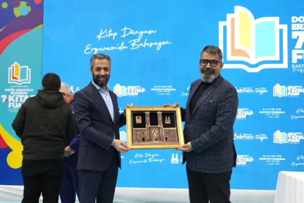 kitap fuari nda gazeteciler konustu 33266 7 600