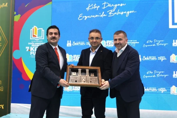 kitap fuari nda gazeteciler konustu 33266 9 600