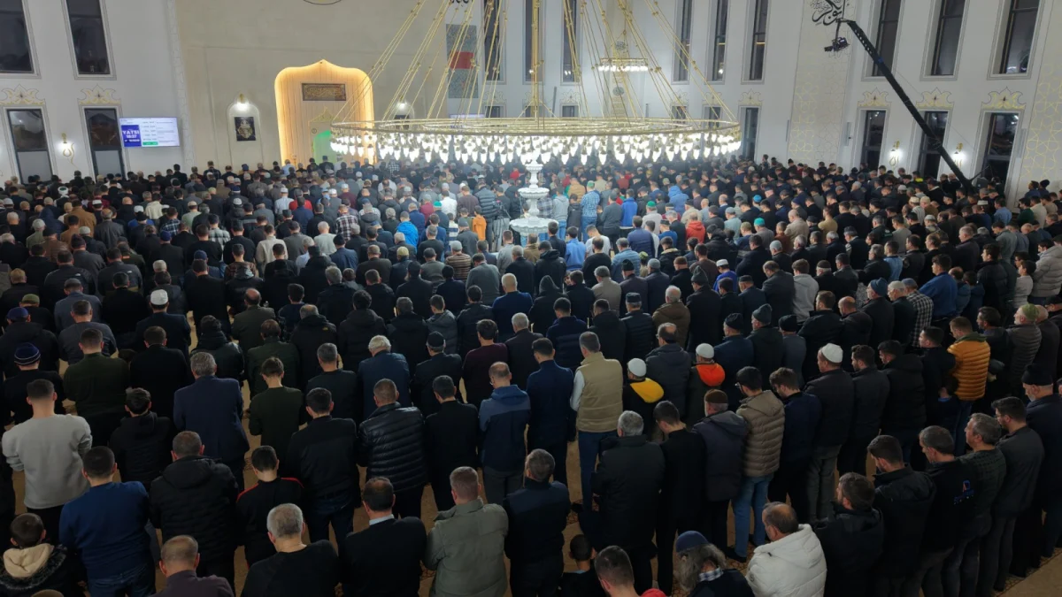 erzurum büyükşehir belediye başkanı mehmet sekmen, regaib kandili dolayısıyla yıldız kardeşler camii’nin açılış programına katıldı. dualar ve kur’an-ı kerim tilavetiyle gerçekleşen açılış yoğun ilgi gördü.