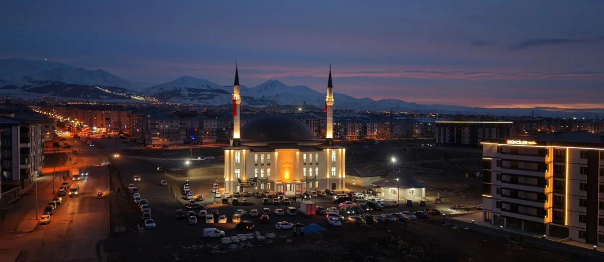 erzurum büyükşehir belediye başkanı mehmet sekmen, regaib kandili dolayısıyla yıldız kardeşler camii’nin açılış programına katıldı. dualar ve kur’an-ı kerim tilavetiyle gerçekleşen açılış yoğun ilgi gördü.