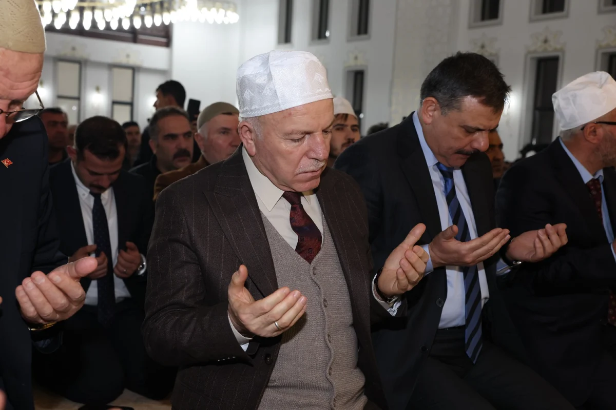 erzurum büyükşehir belediye başkanı mehmet sekmen, regaib kandili dolayısıyla yıldız kardeşler camii’nin açılış programına katıldı. dualar ve kur’an-ı kerim tilavetiyle gerçekleşen açılış yoğun ilgi gördü.