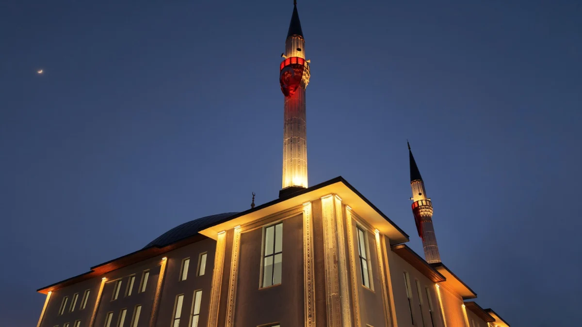 erzurum büyükşehir belediye başkanı mehmet sekmen, regaib kandili dolayısıyla yıldız kardeşler camii’nin açılış programına katıldı. dualar ve kur’an-ı kerim tilavetiyle gerçekleşen açılış yoğun ilgi gördü.