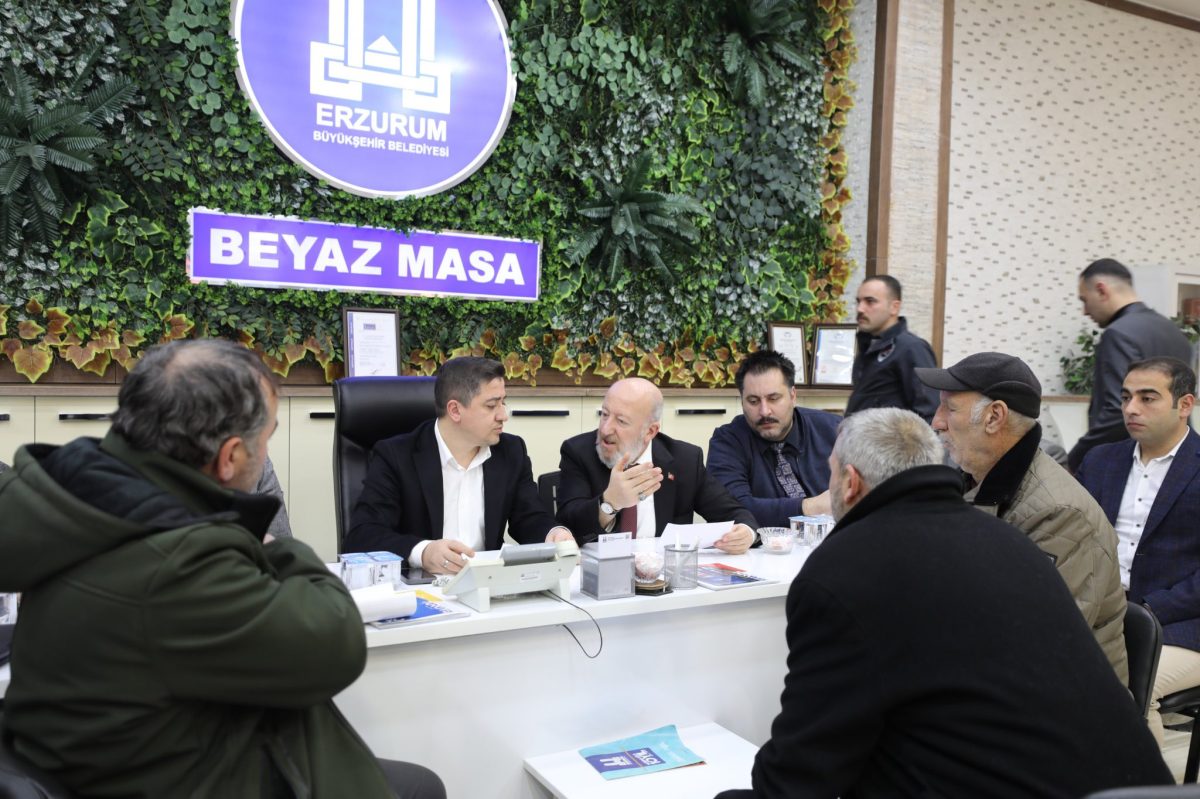 erzurum büyükşehir belediyesi, halk günü buluşmasıyla vatandaşların talep ve önerilerini dinledi. belediye, katılımcı yönetim anlayışıyla hizmetlerini hemşehrilerin beklentileri doğrultusunda sürdürmeyi hedefliyor.