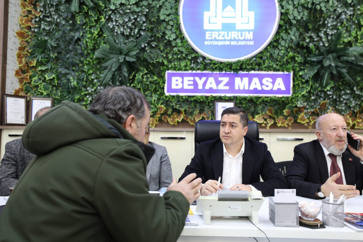 erzurum büyükşehir belediyesi, halk günü buluşmasıyla vatandaşların talep ve önerilerini dinledi. belediye, katılımcı yönetim anlayışıyla hizmetlerini hemşehrilerin beklentileri doğrultusunda sürdürmeyi hedefliyor.