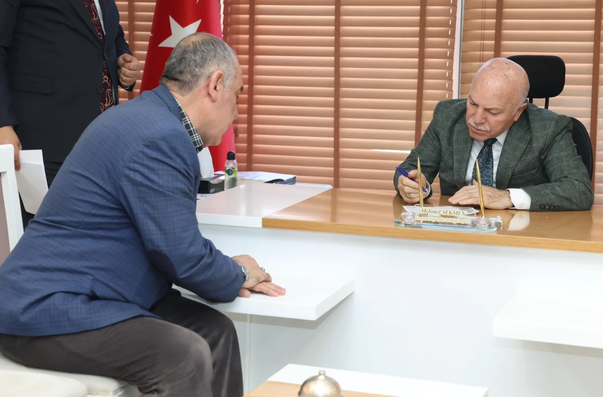 başkan mehmet sekmen, halk günü’nde vatandaşlarla bir araya gelerek taleplerini ve önerilerini dinledi.