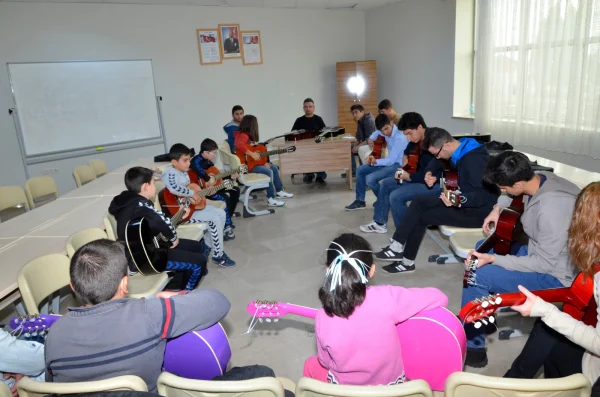 recep tayyip erdoğan ve efkan ala kültür merkezlerinde açılan ücretsiz kurslar, çocukların kültürel ve akademik gelişimine katkı sağlamayı amaçlıyor.