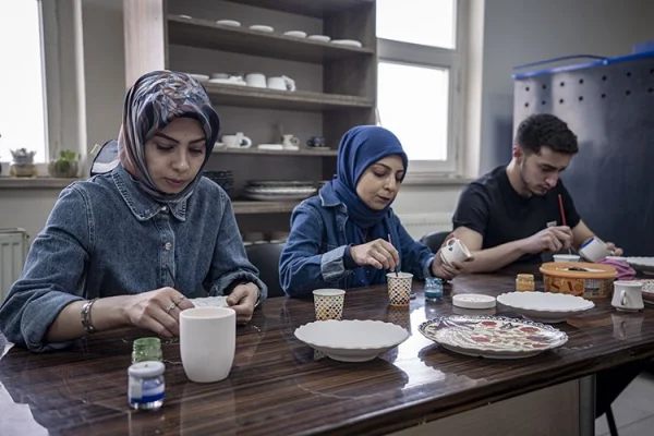 erzurum büyükşehir belediyesi tarafından kurulan çini atölyesinde esmek kursiyerleri üretime başladı. geleneksel sanatlar yaşatılırken vatandaşlara yeni gelir imkânları sunuluyor.