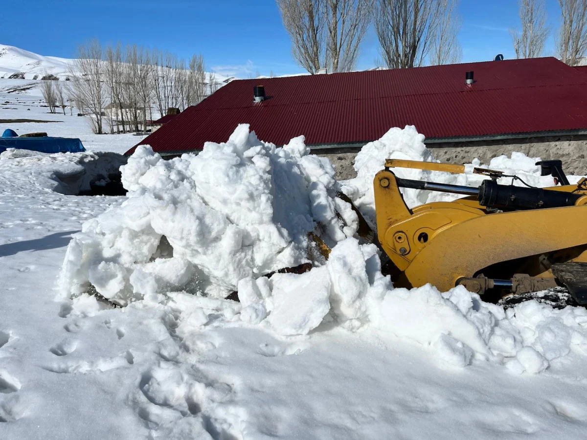 palandöken’de karla mücadele devam ediyor