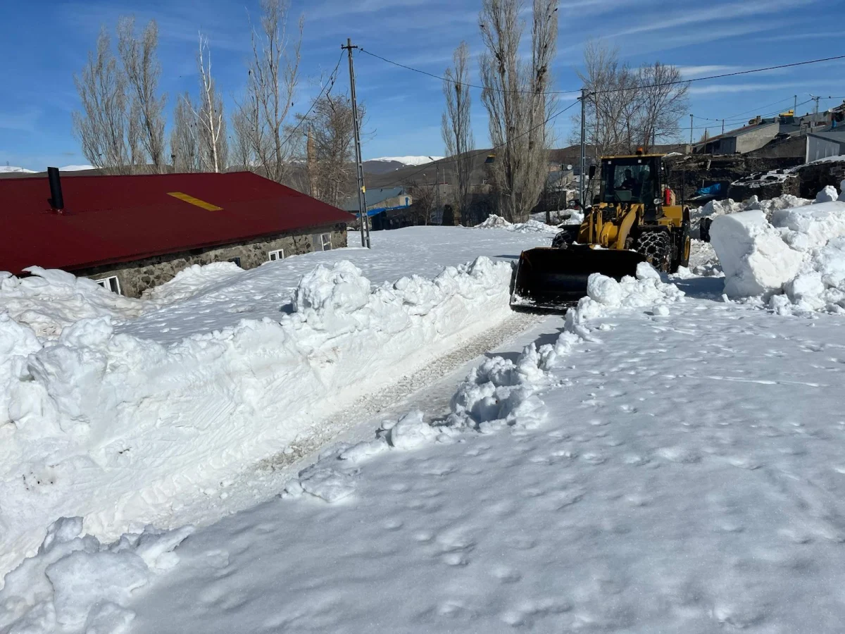 palandöken’de karla mücadele devam ediyor